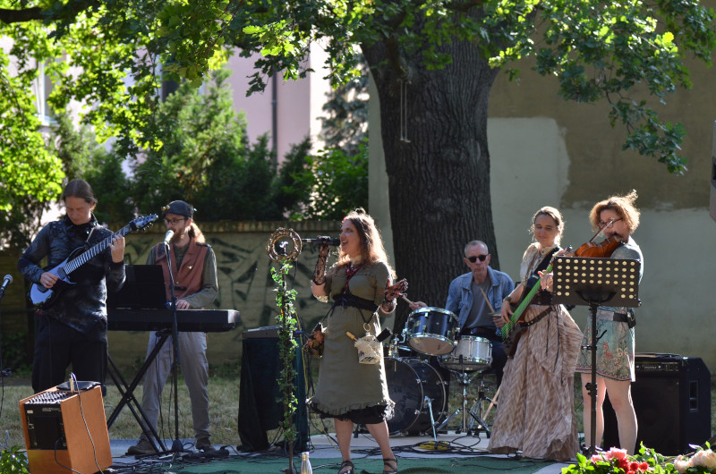 The Steamfolks auf der Bühne - Fête de la Musique 2025 auf dem Neuen Annenfriedhof in Dresden